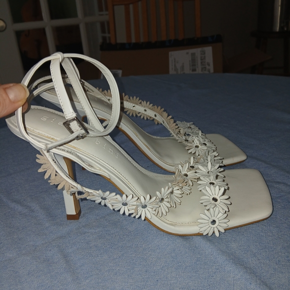 Gianni Bini White Floral Heels - Picture 4 of 5
